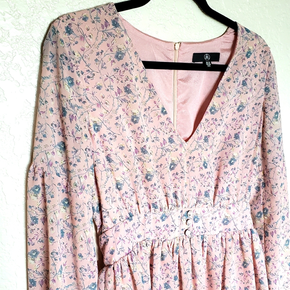 Misguided chiffon floral mini dress in pastel pink.

Zimmerman vibes!